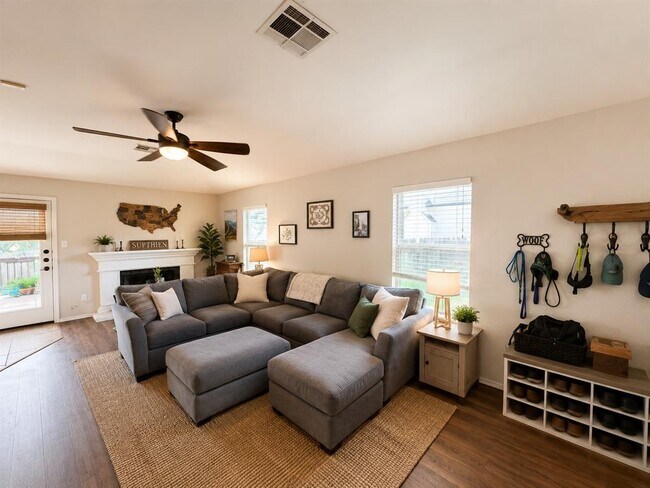 Foto del edificio - 2805 Feathercrest Dr