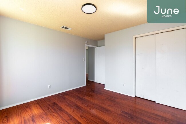 Building Photo - ROOM ONLY in 2-bed/2.0-bath Home