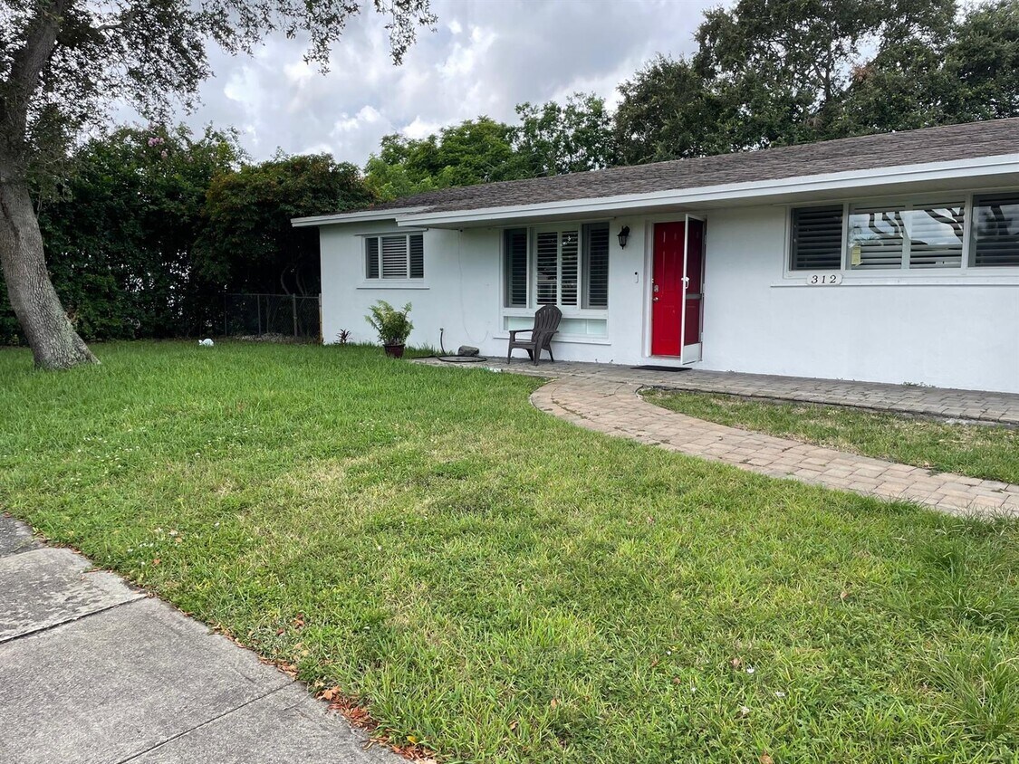 Primary Photo - 312 N Luna Ct