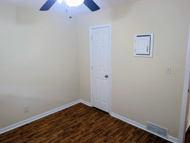 Foto del edificio - Spacious 2BR Condo – Pool Access & Utilities