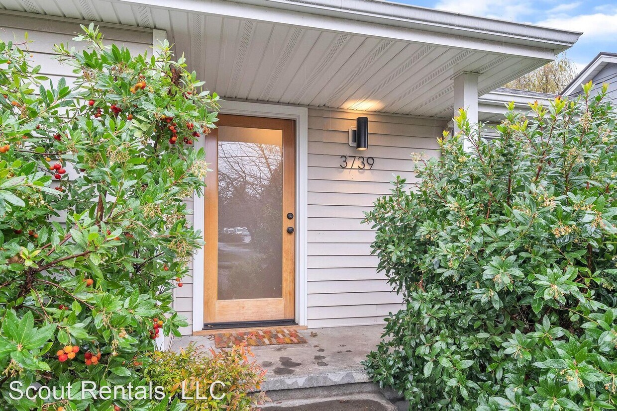 3 br, 2 bath House 3739 SE Liebe St House Rental in Portland, OR