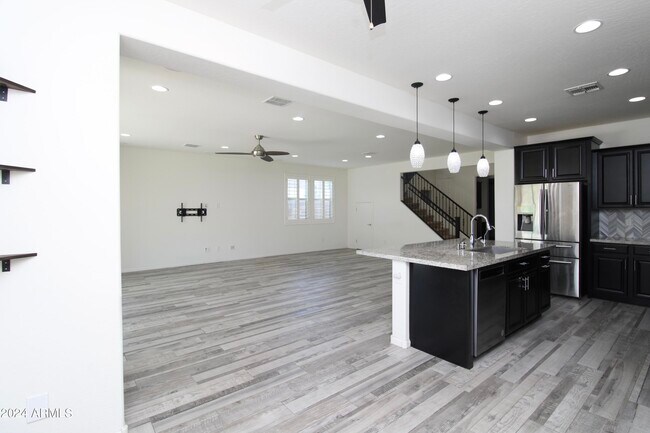 Building Photo - 213 E Lantana Dr