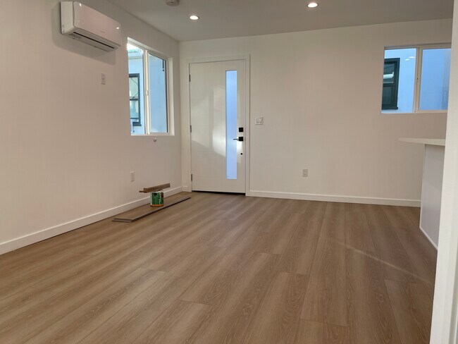 Building Photo - 2240 S Burnside Ave