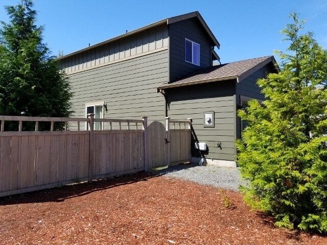 Foto del edificio - 8726 Stockholm Ln NE