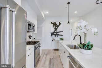 Building Photo - 1011 18th St NE Building Photo - 1011 18th St NE