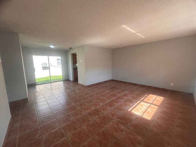 Foto del edificio - 3750-52 Desoto Ave