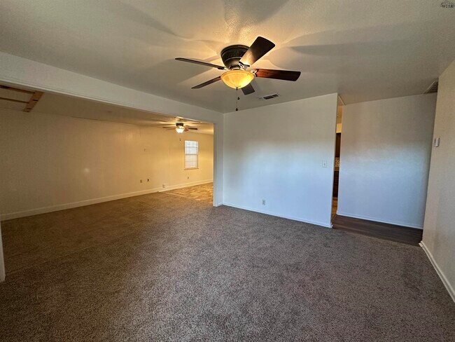 Building Photo - 1622 Longview St