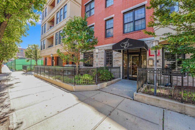 Building Photo - 830 Monroe St