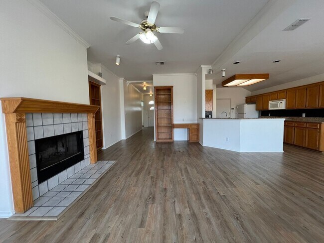 Foto del edificio - WATERFRONT HOME  - SOUTHEAST FACING W/ NEW DECK & BOATLIFT