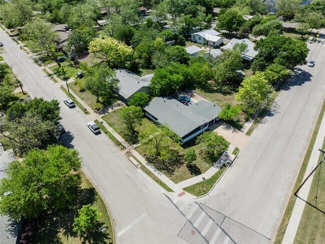 Foto del edificio - 7706 Delafield Ln