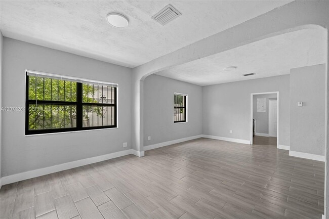Foto del edificio - 1227 NW 27th St