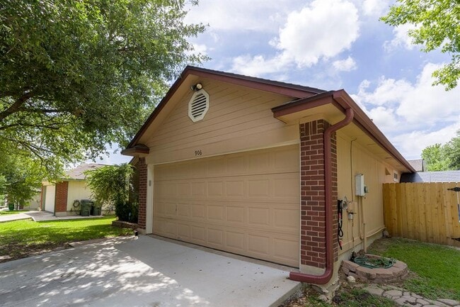 Building Photo - 906 Iris Dr
