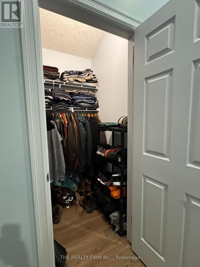 Building Photo - 515-515 Burbrook Pl