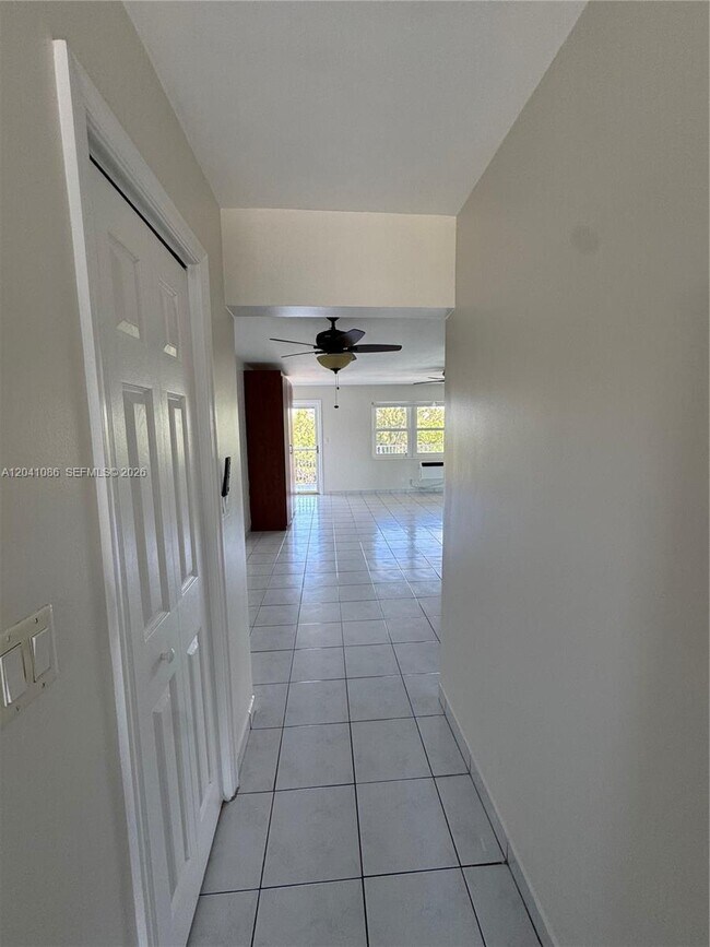 Foto del edificio - 3922 NE 166th St
