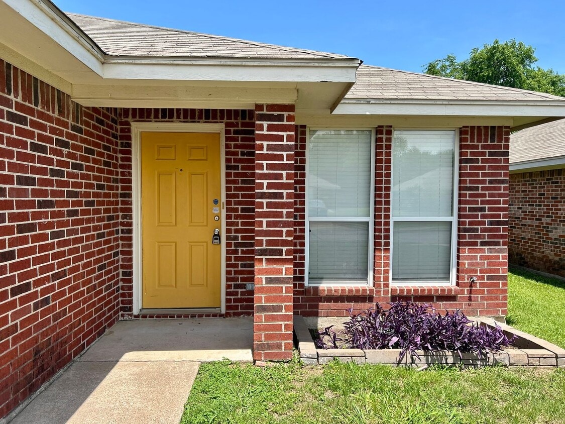Primary Photo - Beautiful Duplex