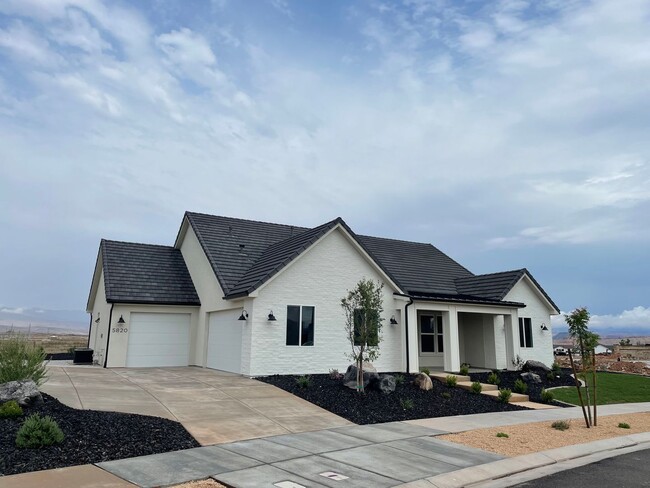 Building Photo - Desert Color Home with Great Views & LAGOO...