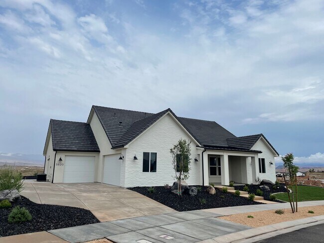 Foto del edificio - Desert Color Home with Great Views & LAGOO...