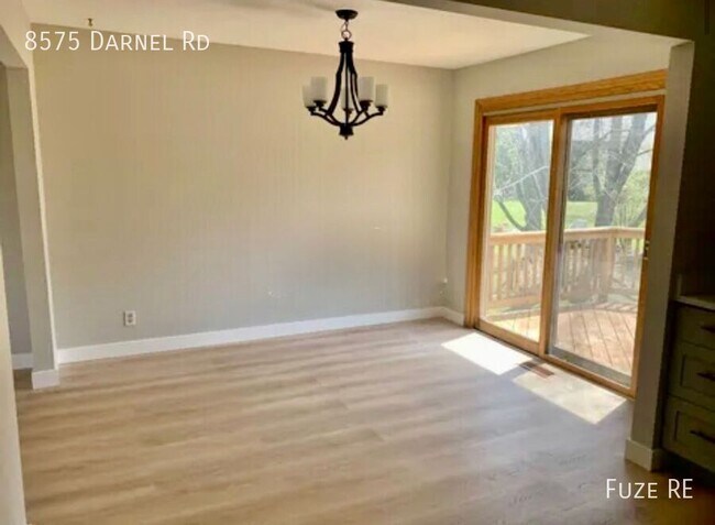 Foto del edificio - 8575 Darnel Rd