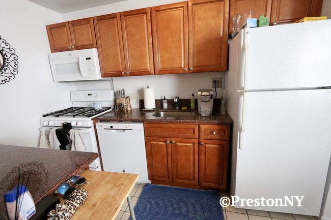 Building Photo - 121 E 12th St