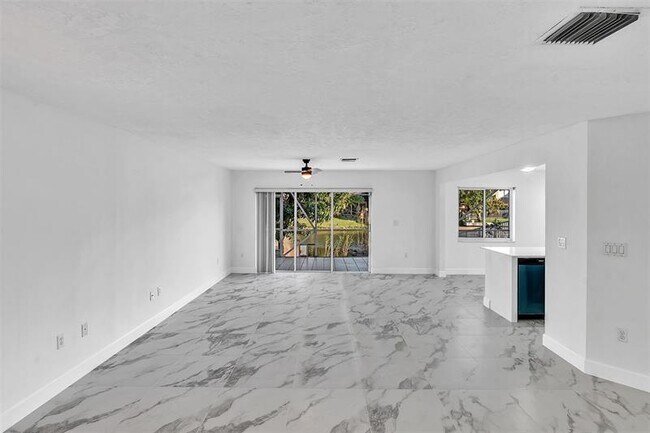 Building Photo - 9847 Fairway Cove Ln