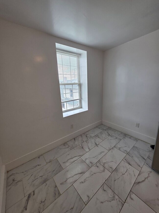 Foto del edificio - Modern 2-Bedroom Upper-Level Gem