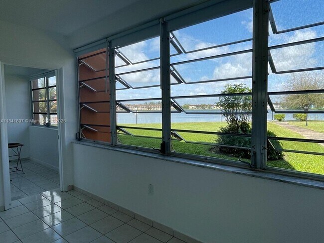 Foto del edificio - 1591 NE Miami Gardens Dr
