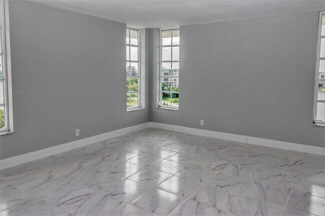 Foto del edificio - 2800 N Palm Aire Dr