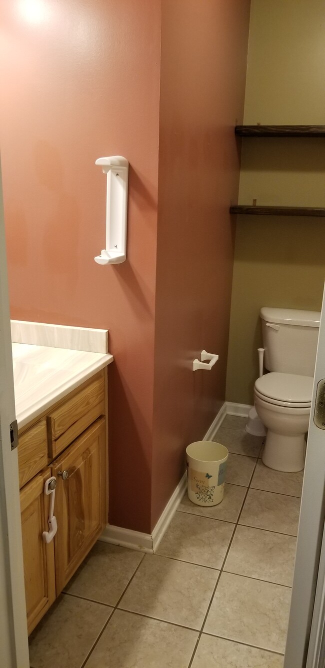 bathroom in hallway off living room - 116 Crestwood Cir