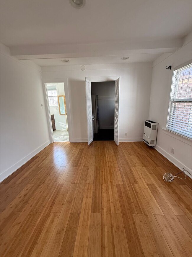 Foto del edificio - 6028 Eleanor Ave