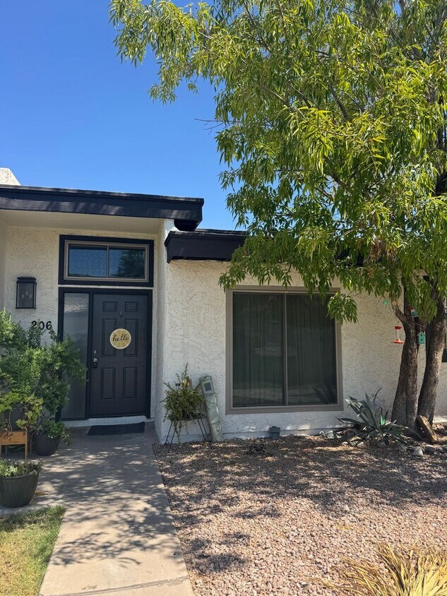 Foto principal - 2-Bedroom Condo in Prime Mesa Location!