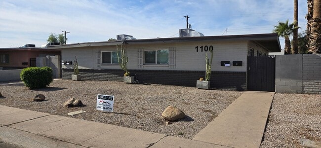 Newly Remodeled Single Story 2-Bed 1-Bath Apartment - Newly Remodeled Single Story 2-Bed 1-Bath Apartment
