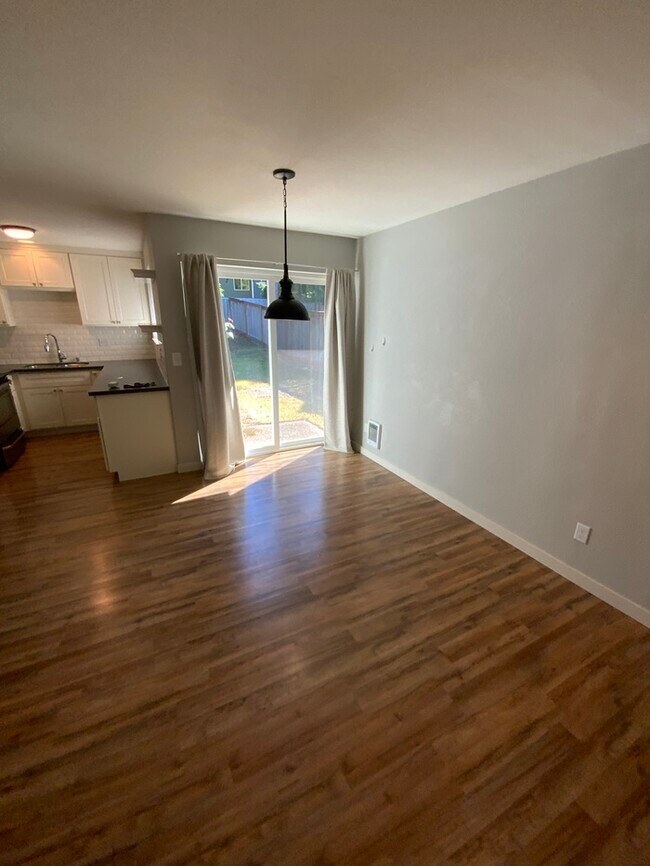 Foto del edificio - Immaculate N Tacoma 3bdr 2bath with full size W/D