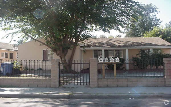 Primary Photo - 5525 Case Ave