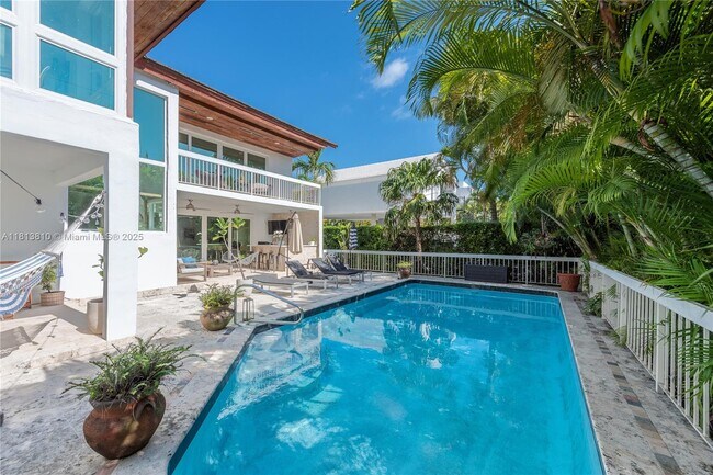 Foto del edificio - 225 Harbor Dr