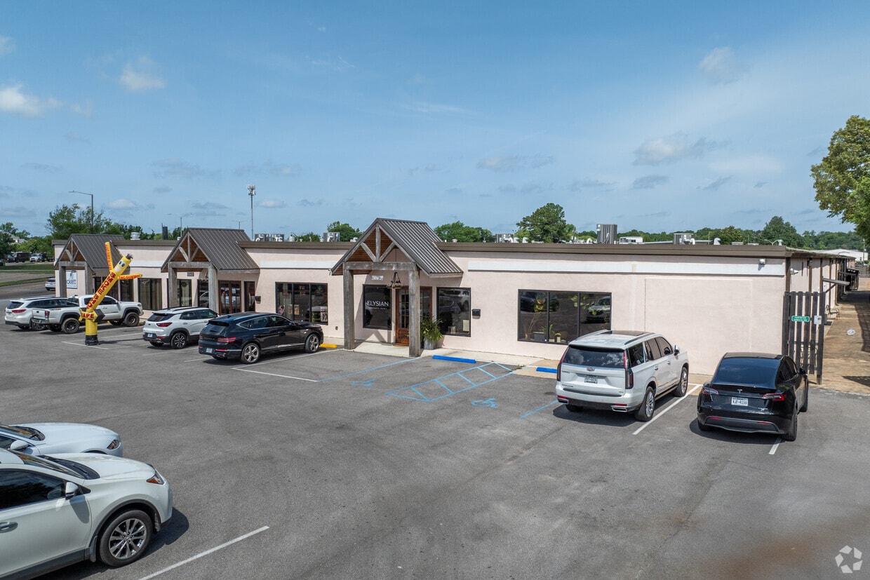Primary Photo - Pine Burr Apartments