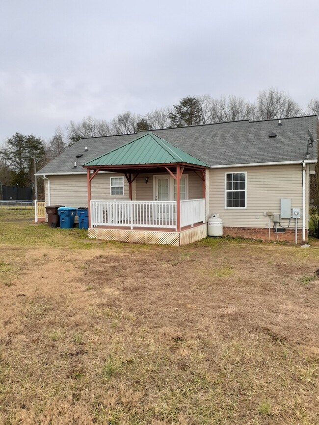 Building Photo - 8255 Fairgrove Church Rd