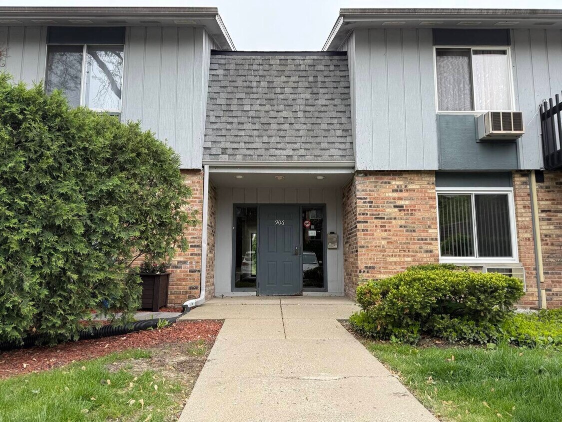 Foto principal - 906 E Old Willow Rd