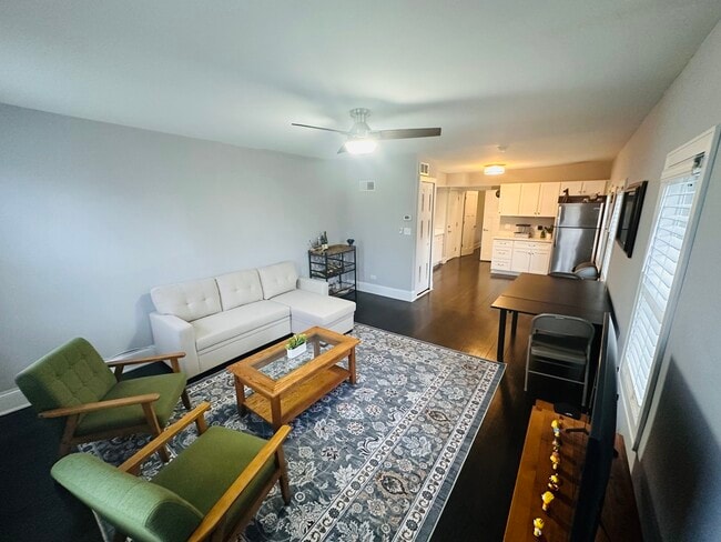 Foto del edificio - 8133 Laramie Ave