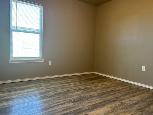 Building Photo - Cute 3 Bedroom 2 Bath Home!