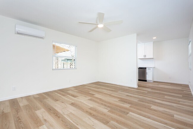Foto del edificio - COMING SOON!! Amazing Renovated 1-BR Unit ...
