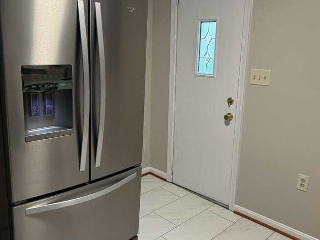 Building Photo - 2 Bedroom Townhome in Baltimore