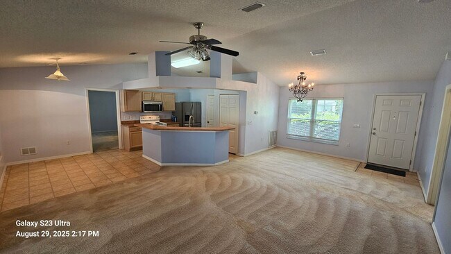 Foto del edificio - Beautiful 3/2/2 Pool Home on Oversized Lot...