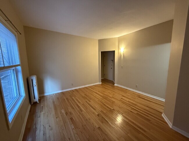 Building Photo - One Month Free at Prime Location: 1 Bed at...