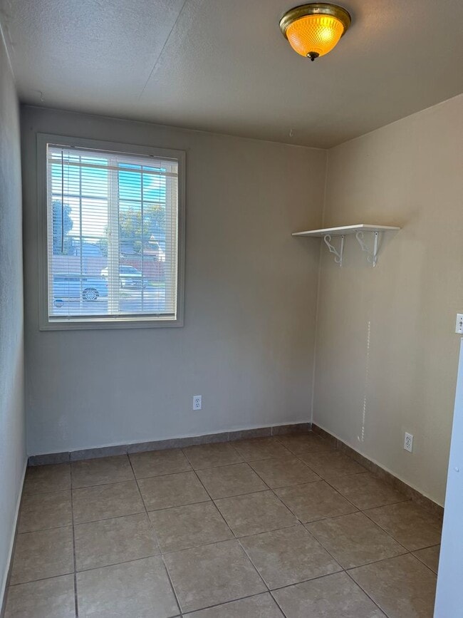 Building Photo - Welcome to this charming 1-bedroom, 1-bath...
