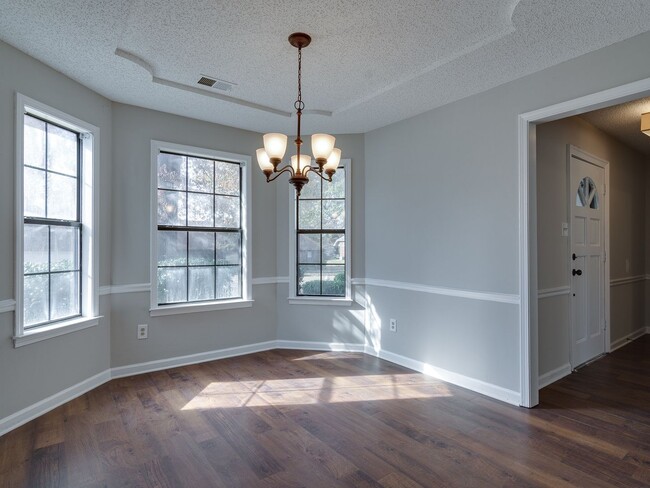 Foto del edificio - Renovated and Ready for Move In!