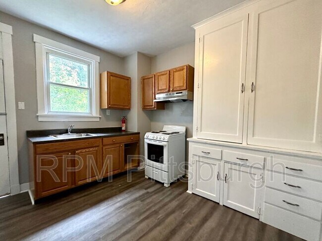Building Photo - 307 Forest Ave