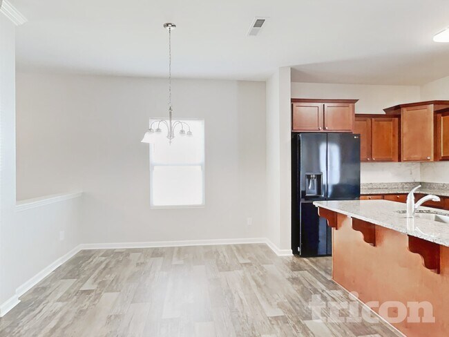 Foto del edificio - 176 Hidden Lakes Rd
