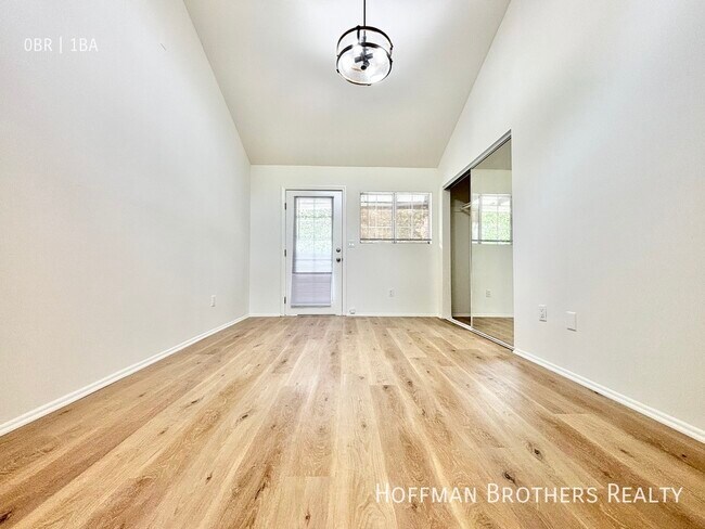 Foto del edificio - 2448 Beachwood Dr