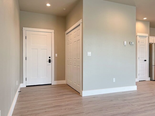 Building Photo - Pet Friendly 2 bed/ 1.5 bath unit at Soldier Ridge!