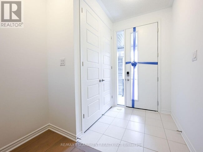 Building Photo - 4045 Saida St